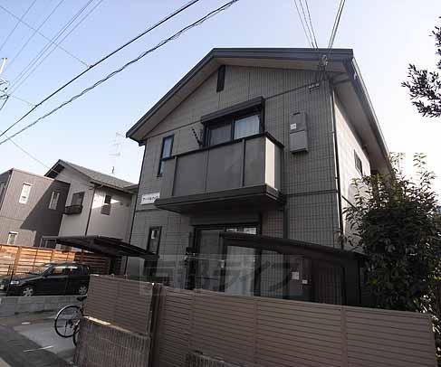 京都市西京区上桂三ノ宮町のアパートの建物外観