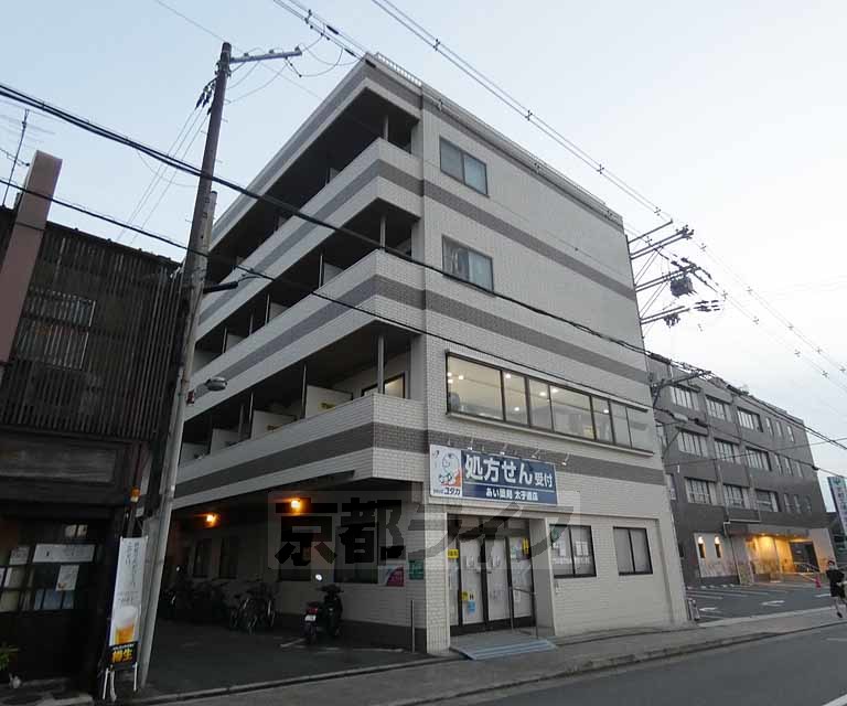 京都市中京区西ノ京北壺井町のマンションの建物外観