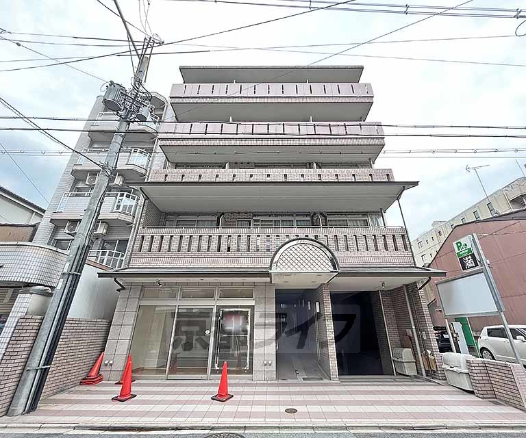 京都市東山区亀井町のマンションの建物外観