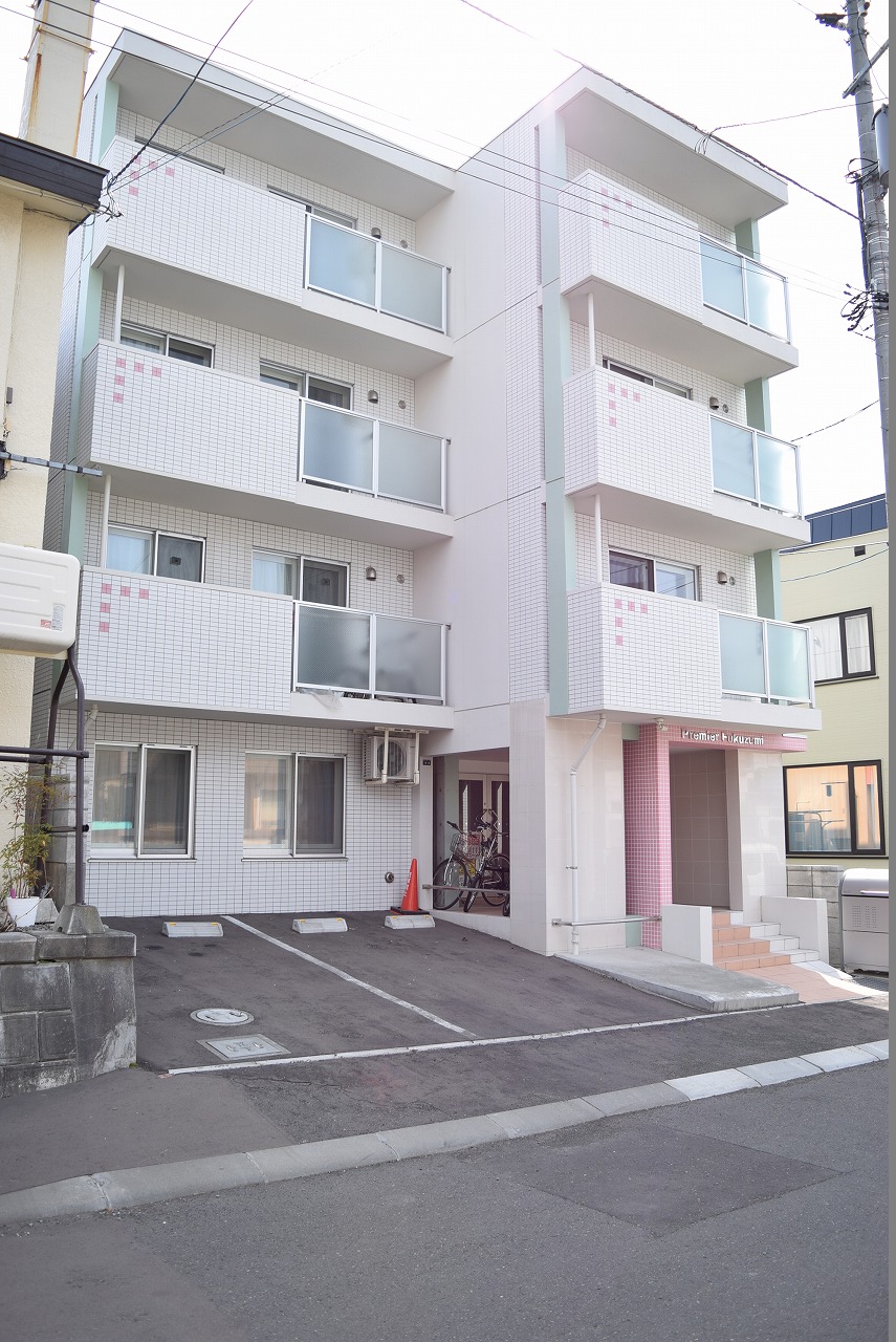 【札幌市豊平区福住一条のマンションの建物外観】