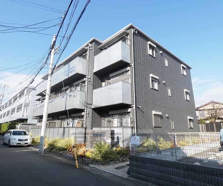 京都市右京区嵯峨天龍寺油掛町のアパートの建物外観