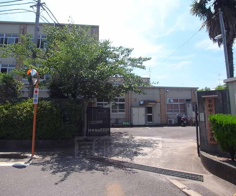 【京都市右京区嵯峨天龍寺油掛町のアパートの小学校】