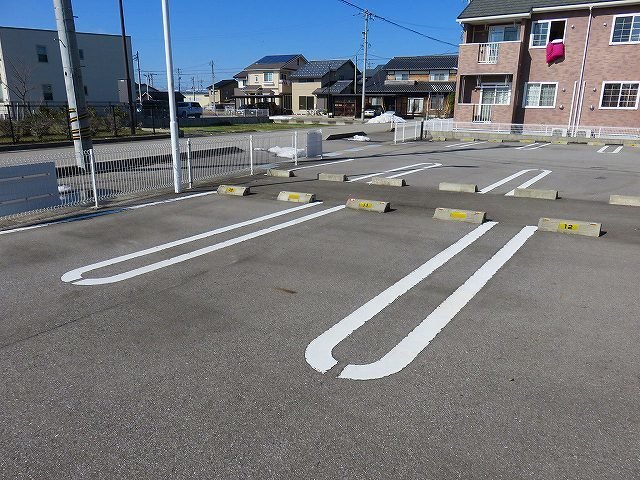 【高岡市戸出町のアパートの駐車場】