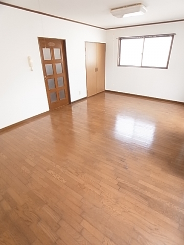 居室・リビング　見ての通り日当たりの良いリビングスペース