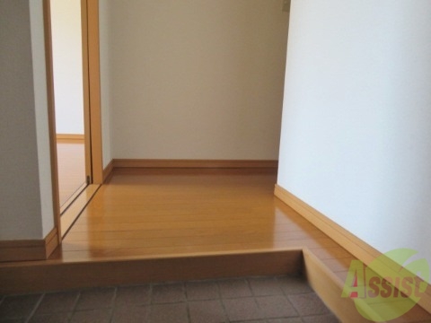 玄関　玄関を入ると正面にお風呂トイレ、右手は６帖洋室ですね