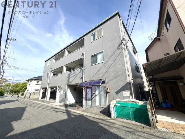 建物外観　敷地内駐車場・駐輪場あり