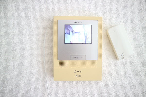 セキュリティ　TV付きインターホンで来訪者を確認出来ます。