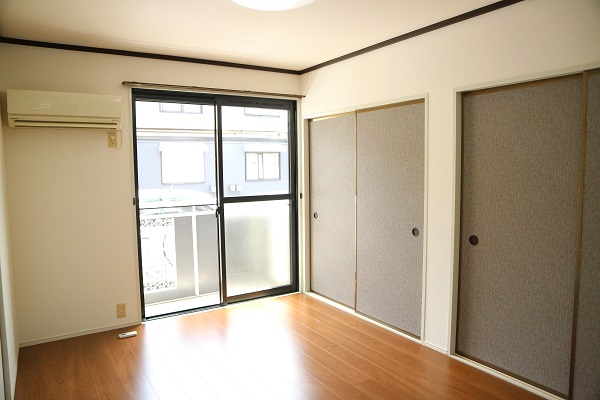 その他部屋・スペース　南側洋室明るく・収納も大容量♪