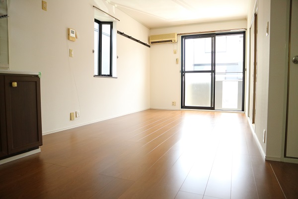 居室・リビング　出窓もあって明るいリビング☆