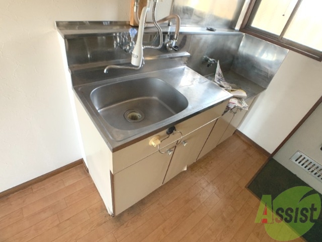 キッチン　キッチン下に収納があるので調理器具がしまえます。