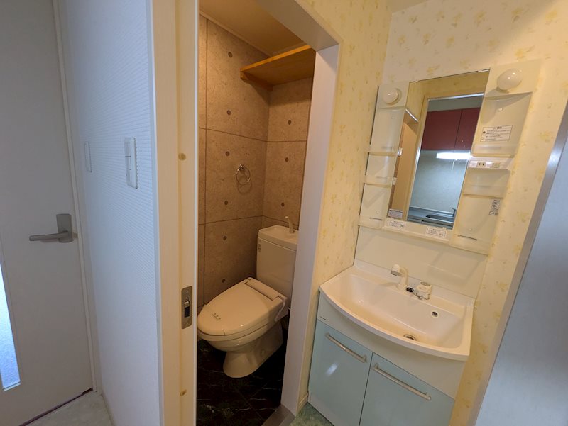 洗面設備　同建物別号室の室内写真です。(403号室)