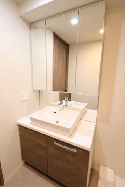 洗面設備　ゆったりとスペースのある洗面所