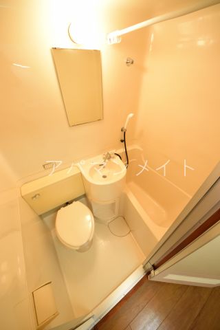 バス・シャワールーム　コンパクトで使いやすいお風呂です