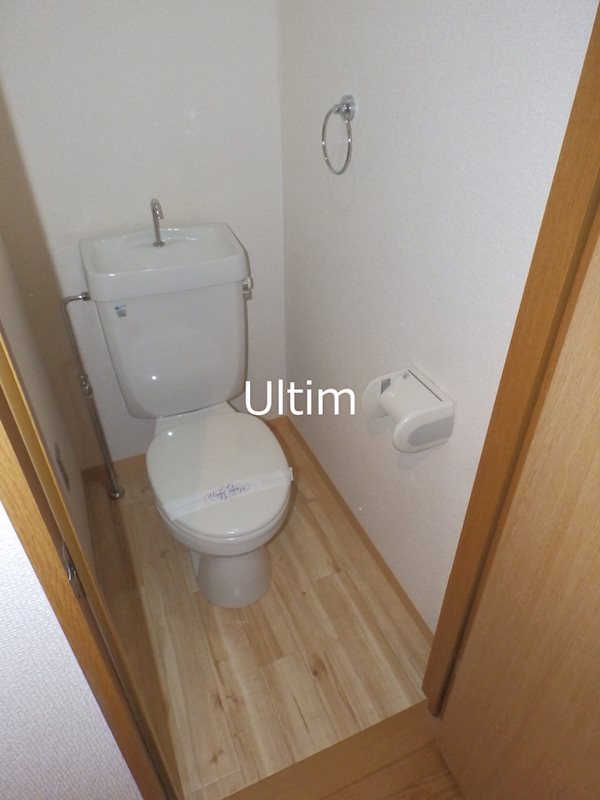 トイレ　同タイプの別部屋の写真です。