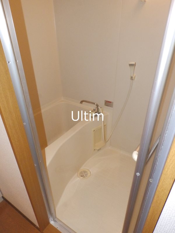 バス・シャワールーム　同タイプの別部屋の写真です。