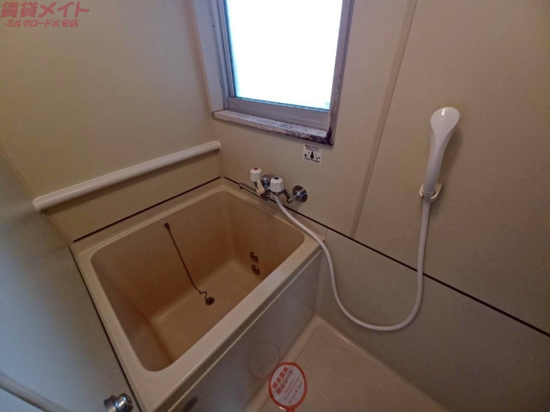 バス・シャワールーム　同物件別部屋写真