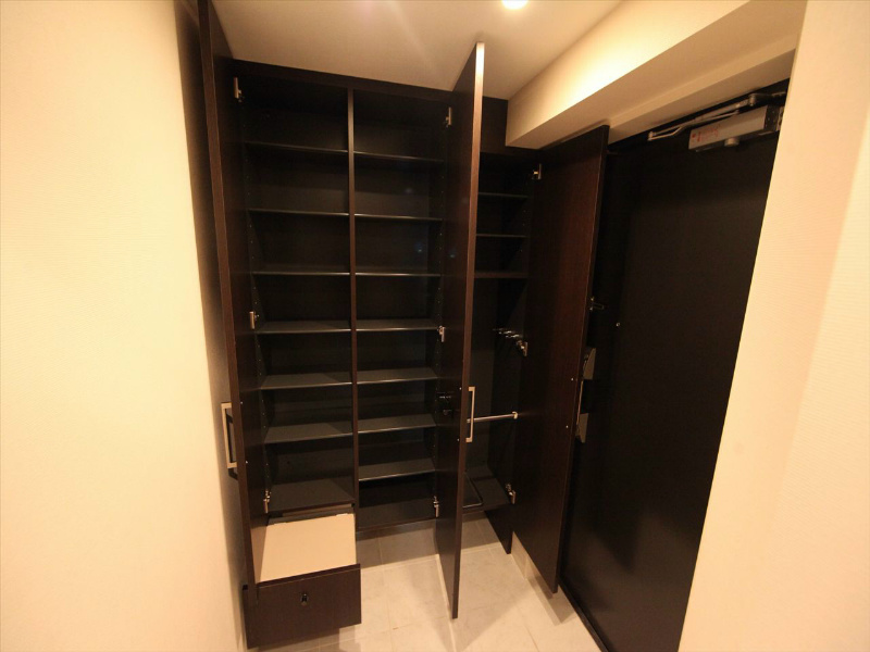玄関　玄関　シューズクロゼット付（収納充実してます）