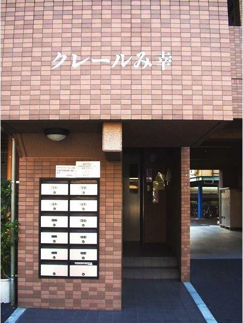 エントランス　重厚感のある建物デザイン♪