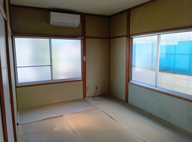 居室・リビング　6帖和室・畳表替え済み（養生しています）、エアコンあり！