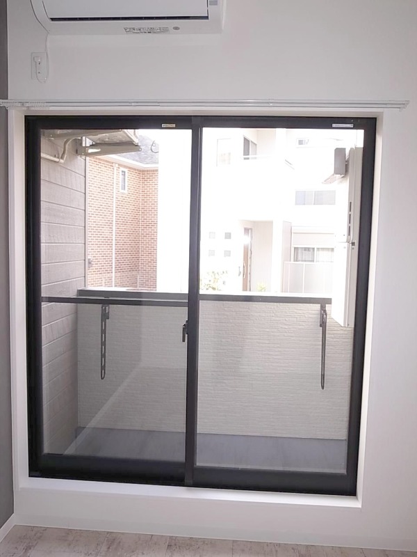 バルコニー　天気の良いの洗濯物はそちらのバルコニーで♪