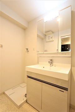 洗面設備　お出かけ前の支度はこちらでされてください