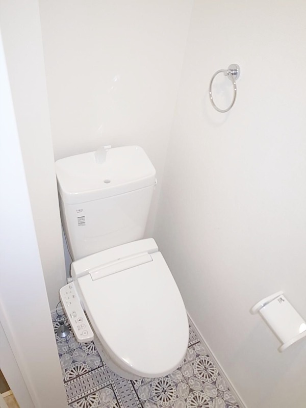 トイレ　温水洗浄便座付きです