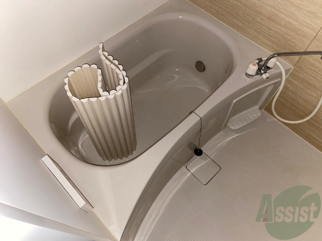 バス・シャワールーム　こちらはお風呂。一日の疲れをここで癒してください。