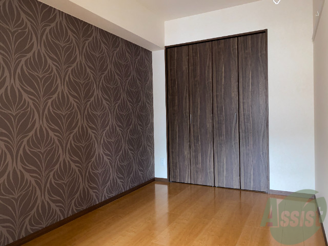 その他部屋・スペース　オシャレな壁紙が貼られていて、木目調とマッチしていいですね。