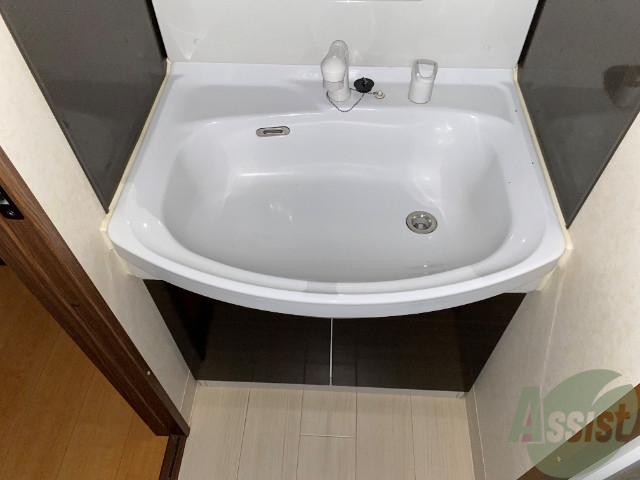 洗面設備　独立洗面台。朝の身支度はここでばっちり決めましょう。