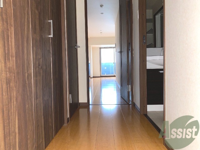 玄関　こちらが玄関です。何足か靴を置いておけそうです。