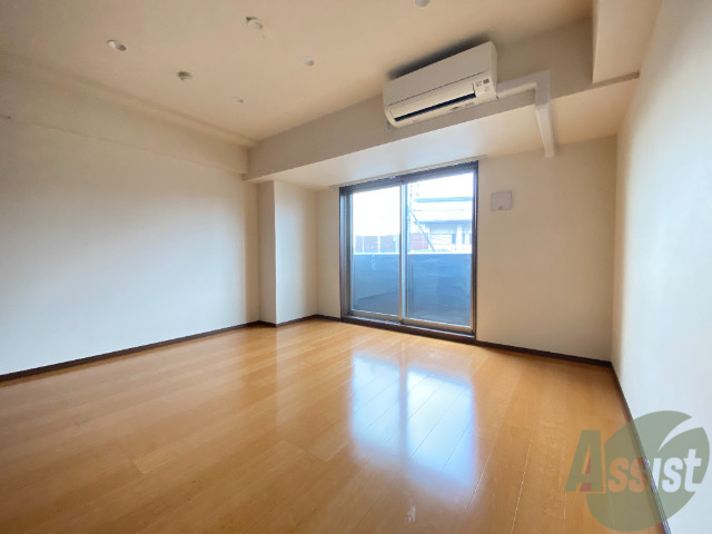 居室・リビング　輝きが清潔感を出してくれます。お部屋も明るいですね。