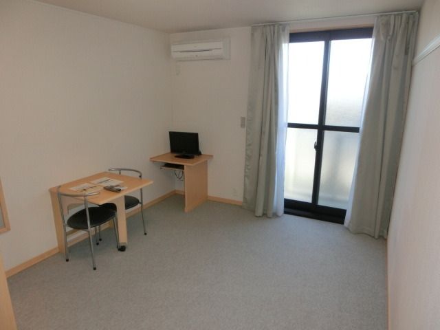 居室・リビング　８．５帖の洋室