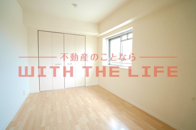 その他部屋・スペース　開放的な寝室です