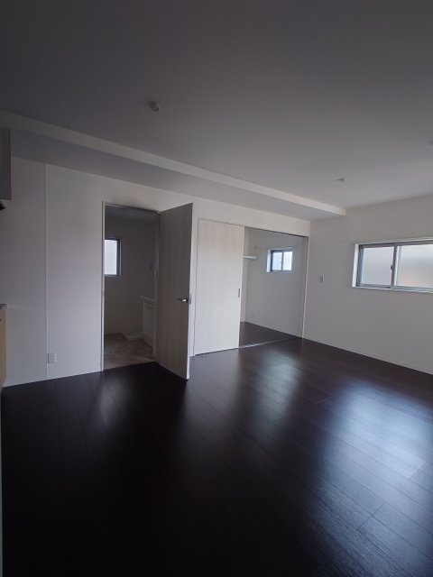 居室・リビング　同物件別号室のものです。