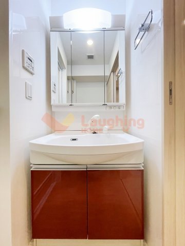 洗面設備　明るい洗面所です