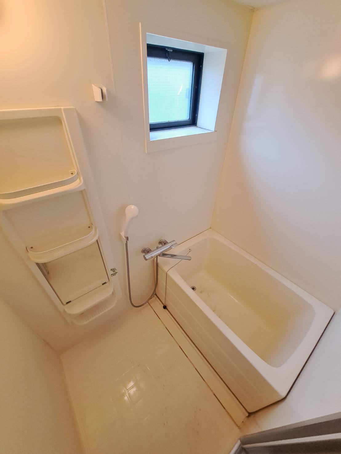 バス・シャワールーム　窓付きバスルーム