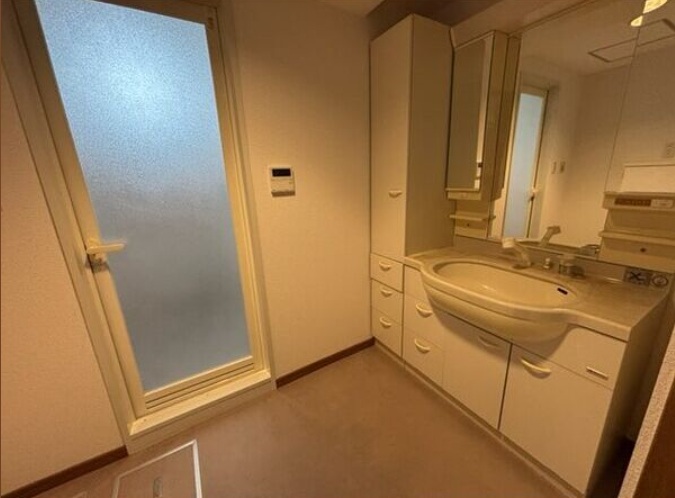 洗面設備　ゆったりとスペースのある洗面所