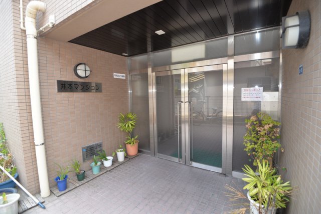 エントランス　落ち着いたエントランスです