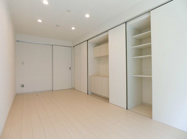 居室・リビング　洋室8.2帖　エアコン完備　×コニーに面しています