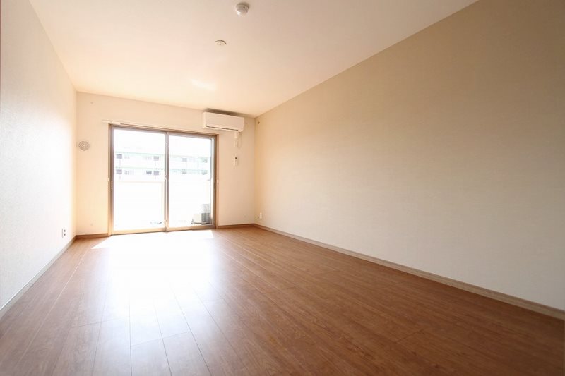 居室・リビング　退去前の為他号室の参考写真となります。