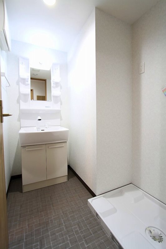 洗面設備　退去前の為他号室の参考写真となります。