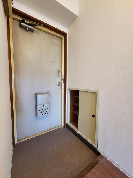 玄関　玄関は収納付きで便利です