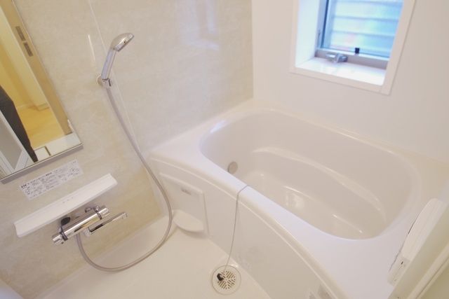 バス・シャワールーム　★　お風呂場に窓があります　★