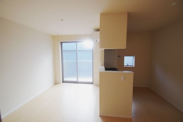 居室・リビング　★　日当たりのいいリビングです　★