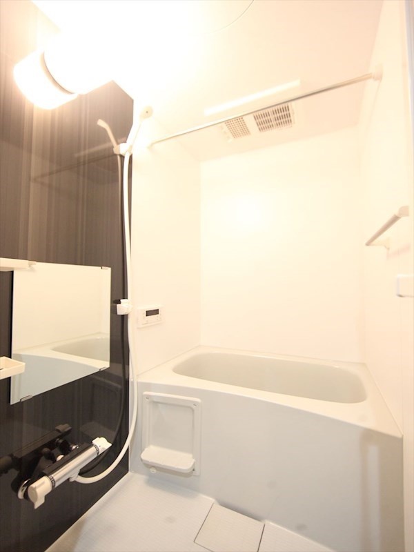 バス・シャワールーム　浴室暖房乾燥機付　追い焚き機能付お風呂　同仕様写真