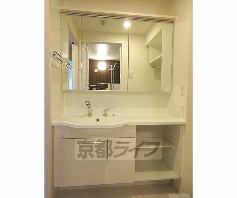 洗面設備　ワイドな洗面台・