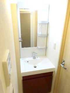 洗面設備　朝の支度にも助かる、独立の洗髪洗面化粧台