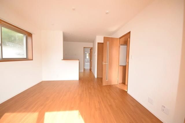 居室・リビング　★団欒できるリビング。キッチンが見えるのもいいです★