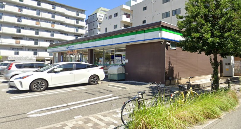 コンビニ　ファミリーマート淀川東三国店（コンビニ）まで152m