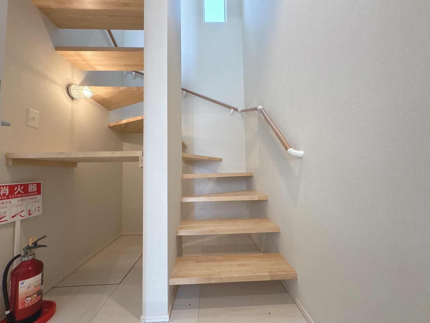 収納　ガレージから入ってすぐ、階段左には収納が付いています。